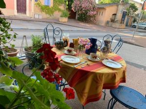 una mesa con un mantel amarillo y rojo en La Sarrasine, en Villes-sur-Auzon