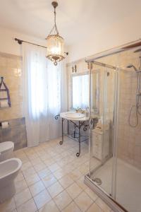bagno con doccia, lavandino e servizi igienici di AgriB&B Corte Burchio ad Adria