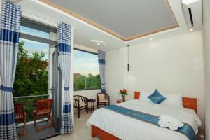 Postel nebo postele na pokoji v ubytování Vip House Hoi An Homestay
