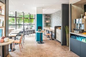 Kuchyň nebo kuchyňský kout v ubytování ibis Styles Sceaux Paris Sud