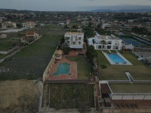 Bazén v ubytovaní Luxurious Villa by the sea alebo v jeho blízkosti