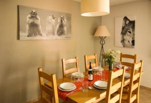 ein Esszimmer mit einem Tisch und Stühlen mit Katzen an der Wand in der Unterkunft Time to Ski - Aramis in Sainte-Foy-Tarentaise + 10 Fotos
