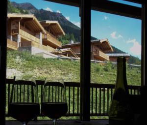 サント・フォア・タロンテーズにあるTime to Ski - Athosの窓から景色を望めます。ワイングラスとボトル1本を用意しています。