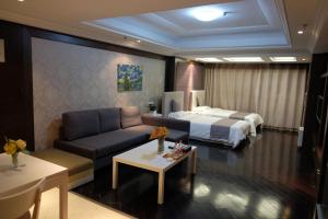 Tempat tidur dalam kamar di Ring Service Apartment 798 Art Zone