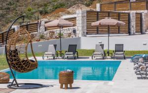 Bazén v ubytovaní Zinos Luxury Villa alebo v jeho blízkosti