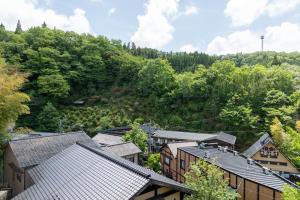 南小國的住宿－Ryokan Nanjoen，享有树木和建筑的村庄的顶部景色