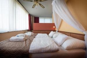 Postel nebo postele na pokoji v ubytování Hotel Therma Dunajská Streda