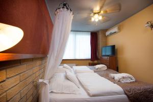 Кровать или кровати в номере Hotel Therma Dunajská Streda