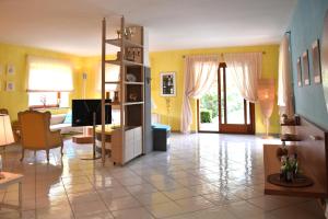 TV a/nebo společenská místnost v ubytování Villa Annalaura
