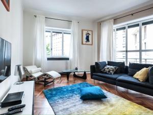 sala de estar con sofá y mesa en Milano Moscova Apartment, en Milán