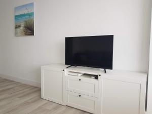 Televízia a/alebo spoločenská miestnosť v ubytovaní Ático en Almuñecar. Primera línea de playa con vistas espectaculares