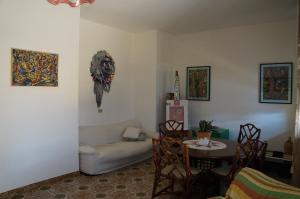 een woonkamer met een tafel en een bank bij CASA DONNA GILDA in Lecce