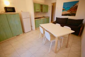 eine Küche und ein Wohnzimmer mit einem Tisch und Stühlen in der Unterkunft Summer Residence Bunte in Murta Maria
