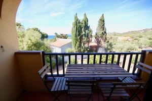balkon ze stołem, krzesłami i drzewami w obiekcie Summer Residence Bunte w mieście Murta Maria