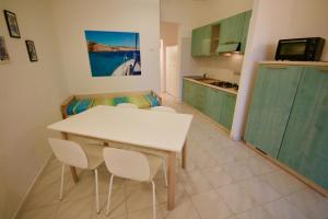 - une cuisine avec une table et des chaises dans la chambre dans l'établissement Summer Residence Bunte, à Murta Maria