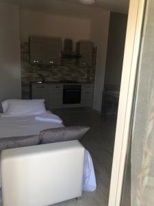 una camera d'albergo con letto e cucina di B&B San Vincenzo a Scafati