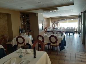 Reštaurácia alebo iné gastronomické zariadenie v ubytovaní Hotel Boutique O Náutico Laxe