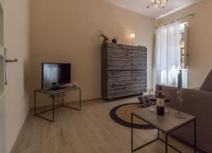 een woonkamer met een flatscreen-tv en een bank bij Casa del Teatro in Città della Pieve