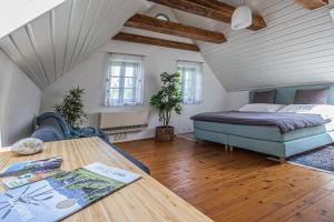 um quarto com uma cama e uma mesa de madeira em Landhaus Pößnitz em Leutschach
