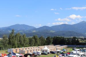 シュピールベルクにあるEvent Lodge Camping Spielbergの山の集団テント