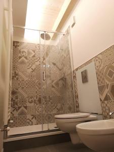 Vico-Letto studio apartment في غواردياغريلي: حمام مع دش ومرحاض ومغسلة