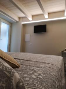 een kamer met een bed en een flatscreen-tv bij Vico-Letto studio apartment in Guardiagrele