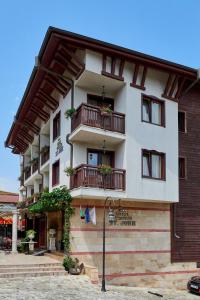 un edificio con balcones y plantas. en Hotel Saint John Baptist Nessebar en Nesebar