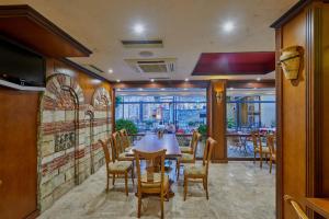 TV a/nebo společenská místnost v ubytování Hotel Saint John Baptist Nessebar