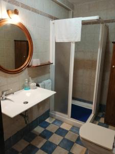 Un baño con ducha, lavabo e inodoro. en Iturbe1, en Busturia