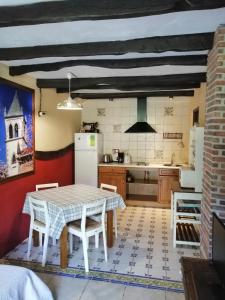 una cocina con una mesa y un refrigerador en Iturbe1, en Busturia