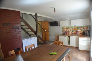 eine Küche und ein Esszimmer mit einem Tisch und einer Treppe in der Unterkunft Karusselli Beach Area Holiday Home in Pärnu
