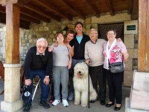 un grupo de personas posando para una foto con un perro en La Cabaña del Abuelo de Selaya, en Selaya