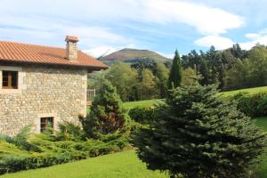 a stone house with a christmas tree in a yard at La Cabaña del Abuelo de Selaya in Selaya