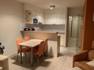
A kitchen or kitchenette at Gaudi 505
