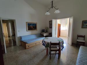 sala de estar con sofá y mesa en Miramare Vacanze Apartment, en Santa Cesarea Terme