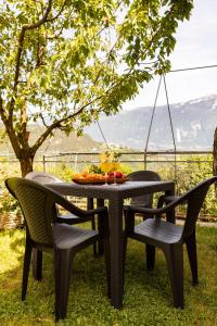 - une table et des chaises avec un bol de fruits dans l'établissement Casa Federico, à Tremosine