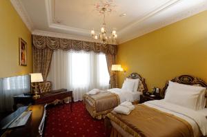 سرير أو أسرّة في غرفة في قصر ميرا