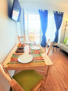 un tavolo di legno con due piatti sopra di Apartment Svetac - beautiful sea and islands view a Rogoznica (Rogosnizza)