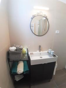 un bagno con lavandino e specchio di Apartment Svetac - beautiful sea and islands view a Rogoznica (Rogosnizza)