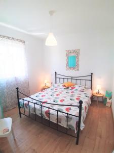 una camera da letto con un letto con un piumone di Apartment Svetac - beautiful sea and islands view a Rogoznica (Rogosnizza)