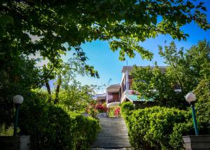 una escalera que conduce a un edificio con flores en Tourist Hotel 10 minutes walking distance from the mall, en Manali