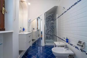 e bagno con servizi igienici, lavandino e doccia. di Casa Lucia Relaxing rooms ad Anacapri