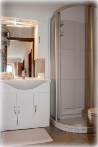 ein Badezimmer mit einem weißen Waschbecken und einem Spiegel in der Unterkunft Ferienwohnung Heissl in Fieberbrunn