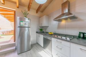 Kuchyň nebo kuchyňský kout v ubytování Holiday Home S'Arraval + 17 fotografií