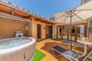 Bazén v ubytování Holiday Home S'Arraval nebo v jeho okolí
