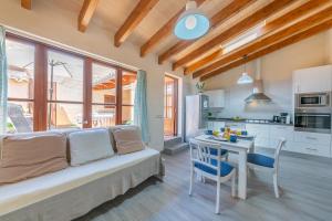 Kuchyň nebo kuchyňský kout v ubytování Holiday Home S'Arraval