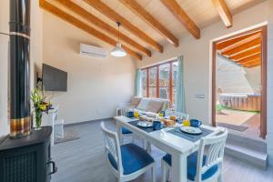 TV a/nebo společenská místnost v ubytování Holiday Home S'Arraval