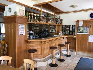 un bar in un ristorante con sgabelli di Gasthof Koller a Mariasdorf