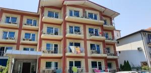 un immeuble d'appartements avec des balcons sur le côté dans l'établissement VILA ALESSIA, à Eforie Nord