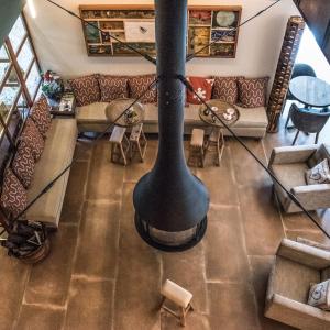 vistas panorámicas a una sala de estar con chimenea en Hotel Boutique La Neu en Benasque